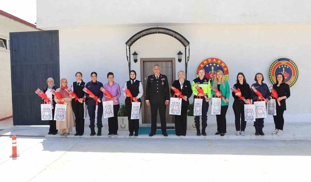İl Jandarma Komutanı Vanlı'dan kadın personele 'Anneler Günü' kutlaması