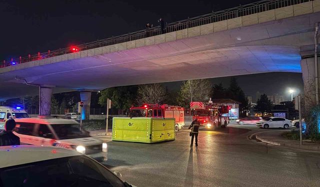 İntihar etmek için köprüye çıkan şahsı polis ikna etti
