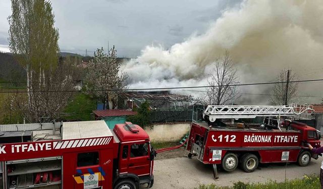 Isparta'da iki katlı ev, çıkan yangında zarar gördü