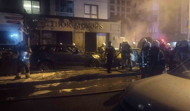 Kadıköy'de galeri önündeki park halindeki araçlar alev alev yandı