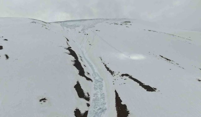 Kandilli Sıra Dağları'ndaki çığın izleri havadan görüntülendi
