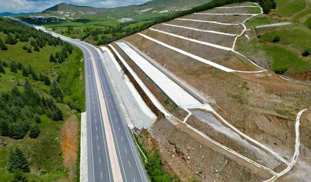 Kara yolu kenarında korkutan manzara