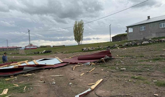 Kars'ta fırtına çatıyı uçurdu