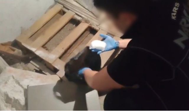 Kars'ta iş yerindeki 205 gram uyuşturucuyu 'Zeus' buldu
