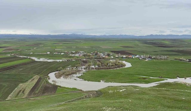 Kars'ta Karahan Çayı 30 yılın rekorunu kırdı: Kalkankale'de ekili araziler sular altında
