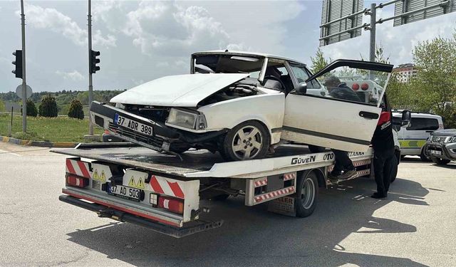 Kastamonu'da iki otomobil kavşak içerisinde çarpıştı: 8 yaralı