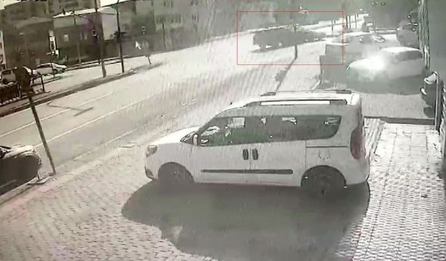 Kavşakta kırmızı ışık kazası kamerada