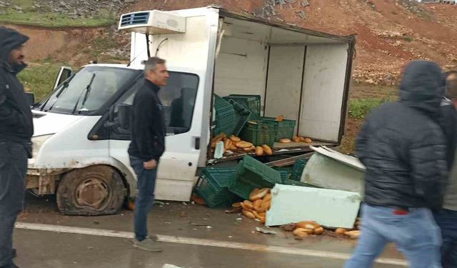 Kaygan yolda kamyonetin lastiği patlayınca ekmekler yola savruldu