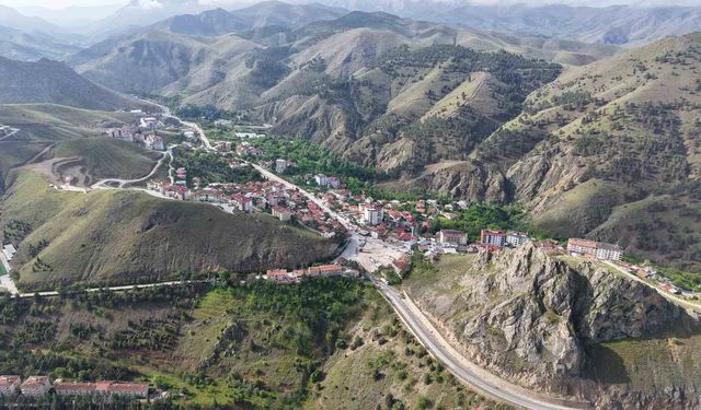 Keban Barajı kapaklarını açtı, işyeri bahçeleri sular altında kaldı