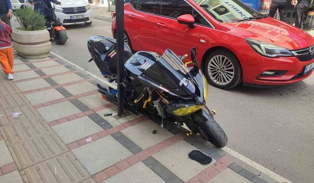 Keşan'da araç kapısı ile kaldırım arasında sıkışan motosikletin sürücüsü yaralandı