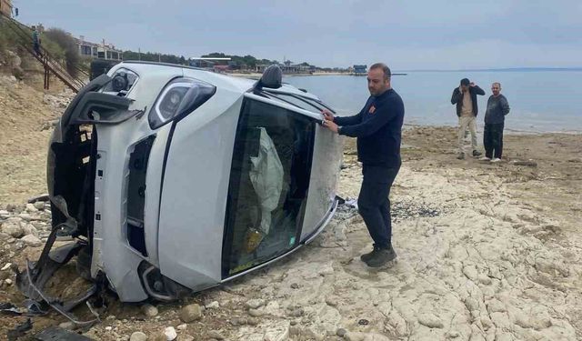 Keşan'da kontrolden çıkan otomobil şarampolden kumsala düştü