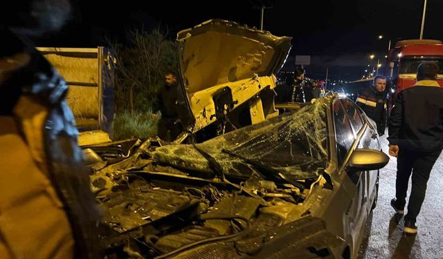 Kilis-Öncüpınar yolunda tıra çarpan otomobilde 2 kişi yaralandı