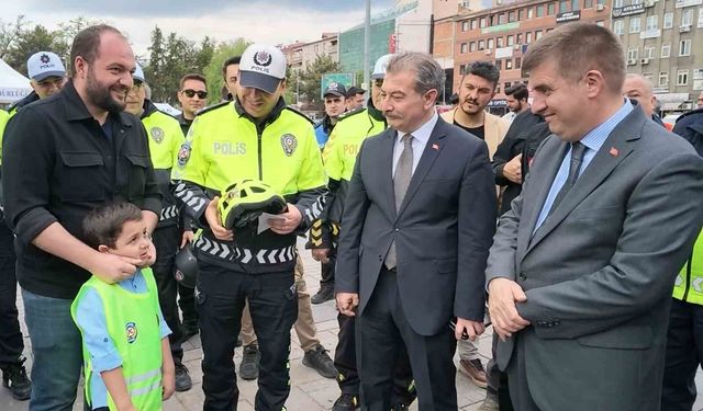 Kırıkkale'de motosiklet kazası geçiren sürücülere kask hediye edildi