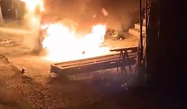 Kırıkkale'de park halindeki otomobil alev topuna döndü