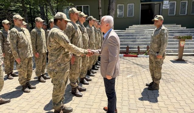 Kırklareli'nde gümrük personeli ve Mehmetçik ile bayramlaşma