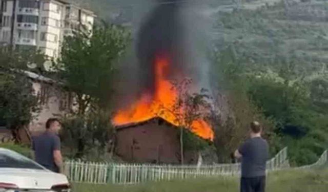 Kocaeli'de tek katlı ev alevlere teslim oldu