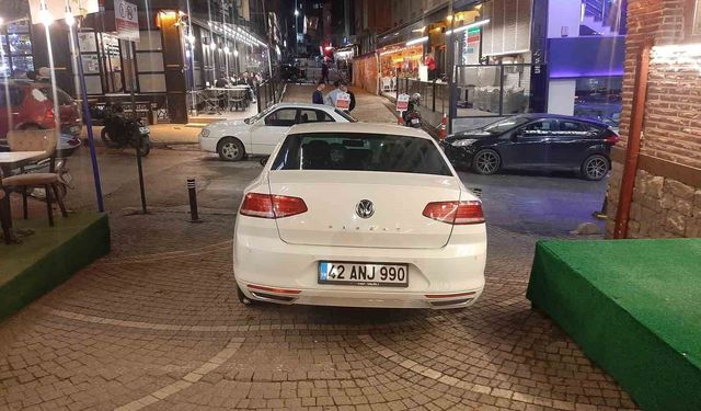 Komisyon kararına rağmen trafiğine kapalı sokakta park halindeki araç bitmiyor