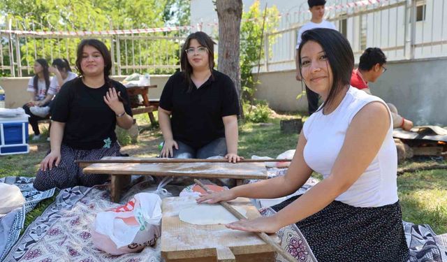 Kozan'da öğrenciler bahar şenliğinde şalvar giyip Adana sıkması pişirdi