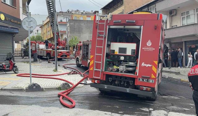 Küçükçekmece'de çatı yangını