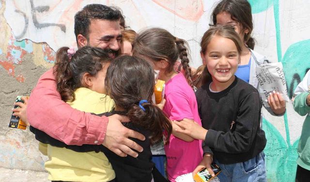 Küçükken hep 'bekledi' şimdi çocuklara ücretsiz dağıtıyor
