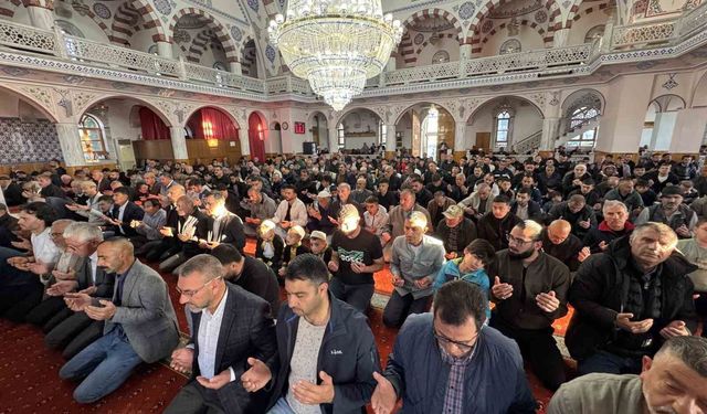Kulu'da bayram namazında camiler doldu