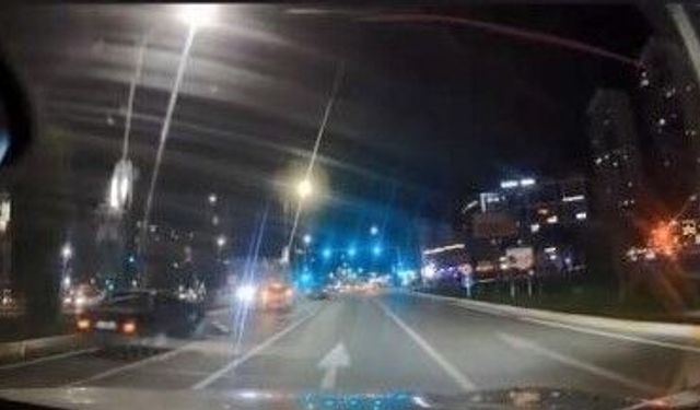Makas atarken otomobile arkadan çarptı... Kaza anı kamerada