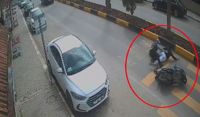 Motosikletteki 2 kişinin yere savrulduğu anlar kamerada