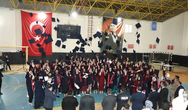 Narman Meslek Yüksekokulu'nda mezuniyet coşkusu