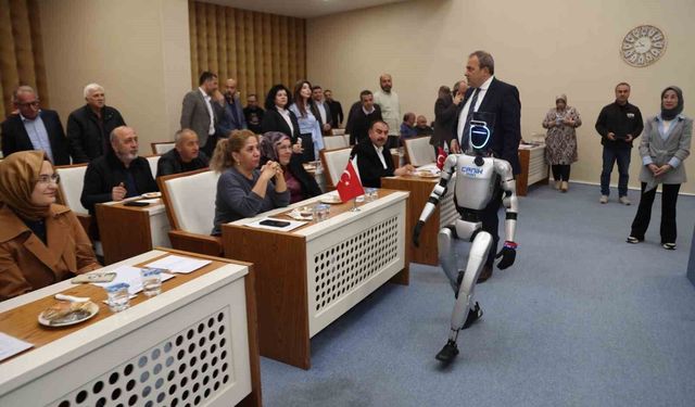 Nüfusa kayıtlı robot mecliste: Heyecanlı anlar