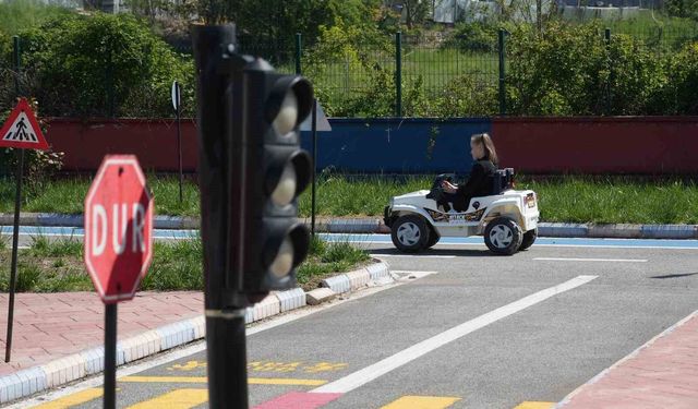 Öğrenciler trafiği sahasında öğrendi