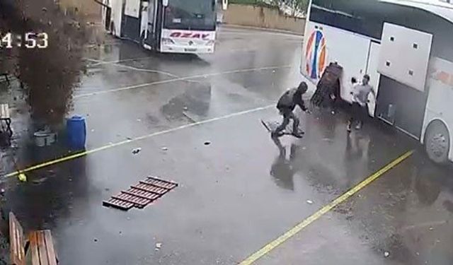 Otobüs perondan çıktı, saniyeler sonra toprak kayması oldu, görevli ise son anda kaçtı