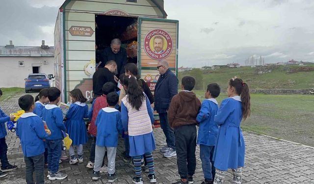 Oyuncak karavanı Kars'ta minik yürekleri ısıttı