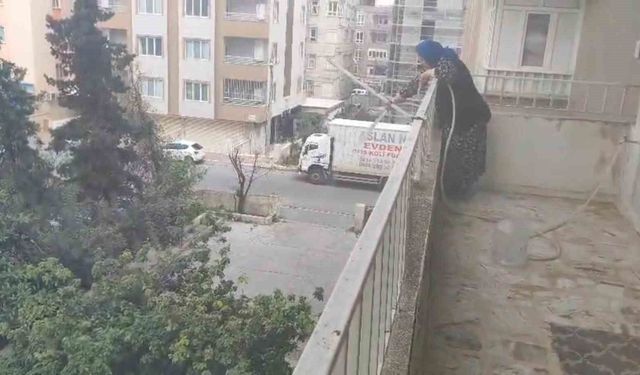 Park halinde alev alan aracı yaşlı kadın balkondan söndürmeye çalıştı