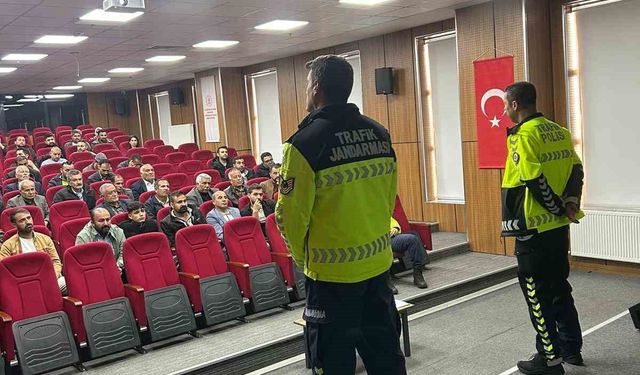 Patnos'ta okul servis şoförlerine trafik eğitimi verildi