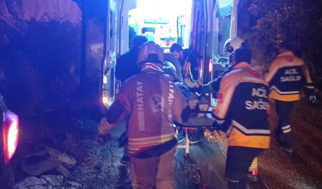 Samandağ'da şarampole devrilen otomobilin sürücüsü yaralandı