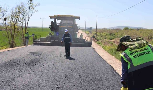 Şanlıurfa'da 14 kilometrelik grup yolunda asfalt seferberliği sürüyor