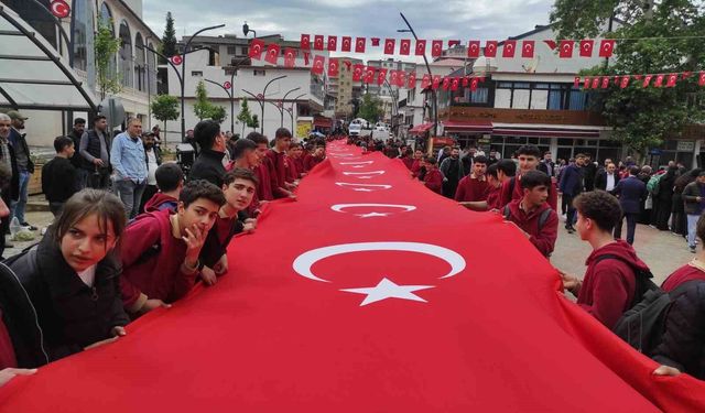 Sason'da 100 metrelik bayrakla 'Gençlik Yürüyüşü' düzenlendi