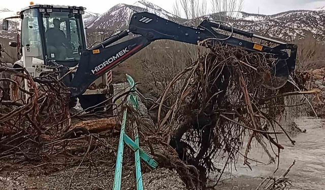 Sel köprüleri tıkadı, ekipler sahada