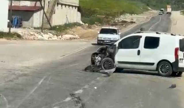 Siirt OSB'de iki hafif ticari araç çarpıştı