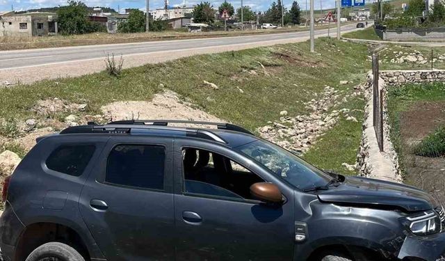 Siirt'te kontrolden çıkan otomobil yol kenarına savruldu: 2 yaralı