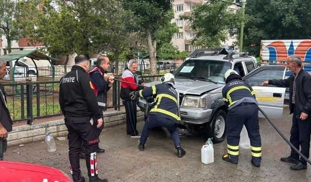 Siirt'te park halindeki pikap yandı