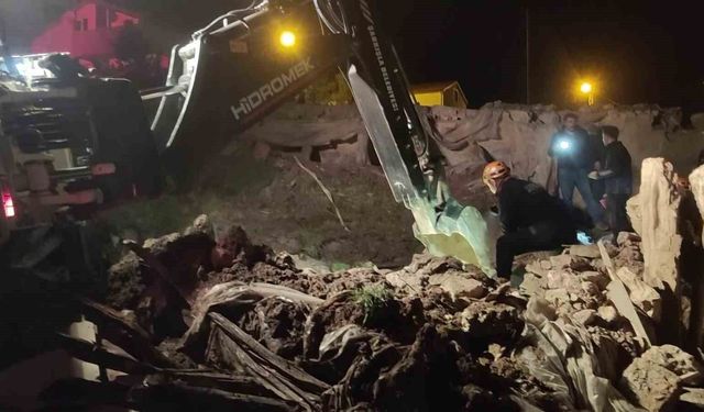 Sivas'ta çatısı çöken ağıldaki 13 küçükbaş telef oldu