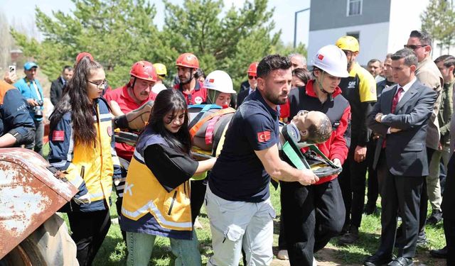 Sivas'ta tatbikatlar gerçeğini aratmadı