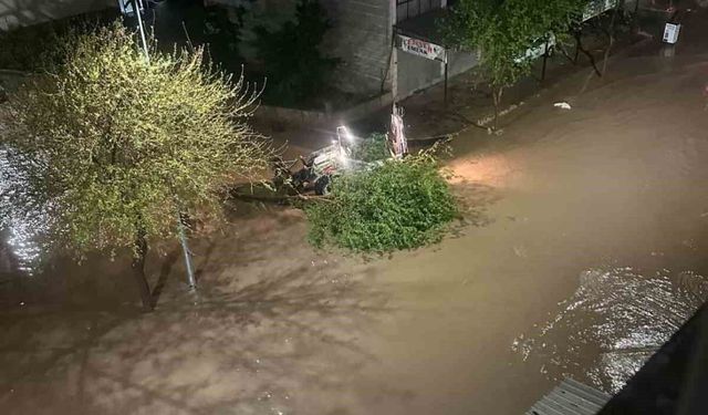 Siverek'te dolu ve sağanak hayatı felç etti