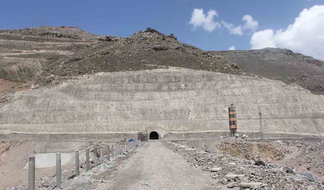 Su tutmaya başlayan Ünlendi Barajı çevresindeki köyler için 134 kilometrelik yeni yol yapılacak