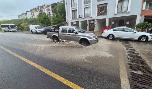 Süleymanpaşa'da şiddetli sağanak: Yollar dereye döndü