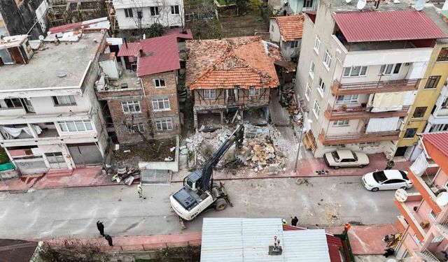 Tehlike oluşturan ve suç yuvasına dönen metruk binalar yıkılıyor