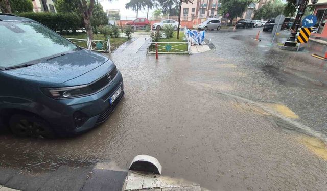 Tekirdağ'da 10 dakikalık sağanak yolları dereye çevirdi