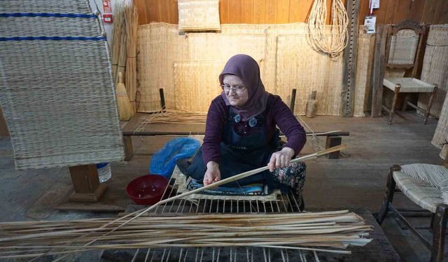 Teknolojiye inat hasır dokumacılığı Tire'de yaşatılmaya devam ediyor