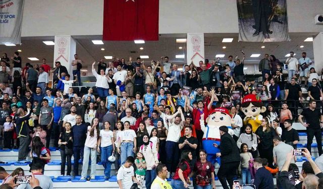 Turgutlu'nun sultanları şampiyonluğa bir adım daha yaklaştı